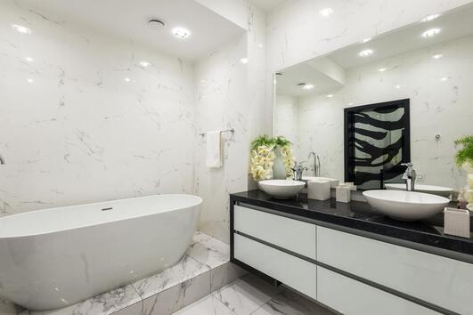 Clean bathroom showcasing a white bathtub.